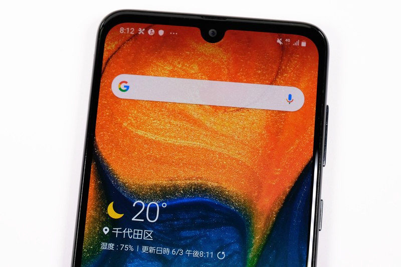 S10/S10+はパンチホール型のインカメラ配置だが、A30は水滴型ノッチ（切り欠き）を採用