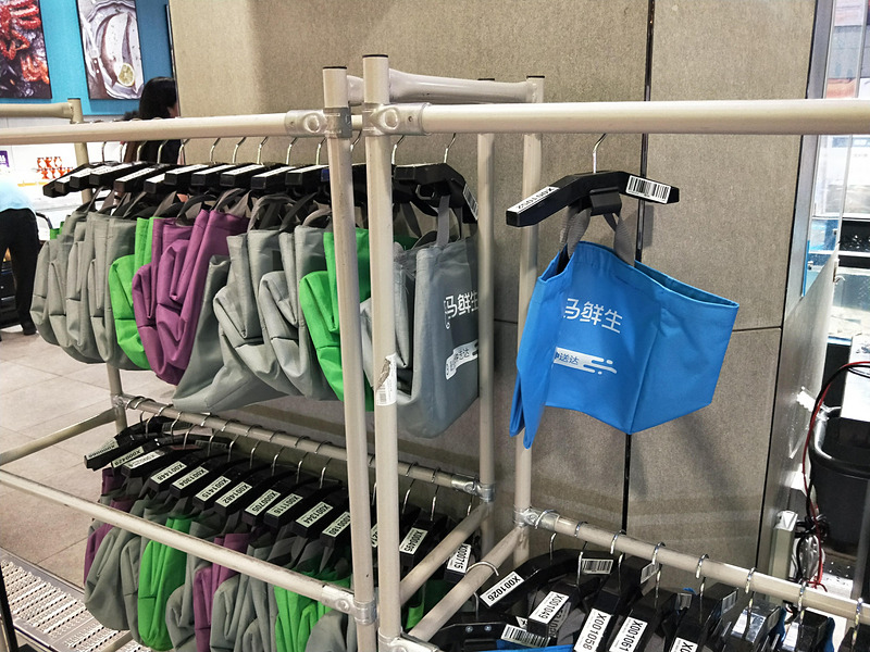 客が買った物はお店の人がこの袋でピックアップし、配送してくれます