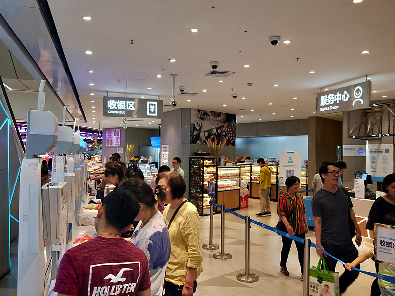 賑わう「収銀区」。意外と自分で買った品物を持って帰る人も多いのかも？