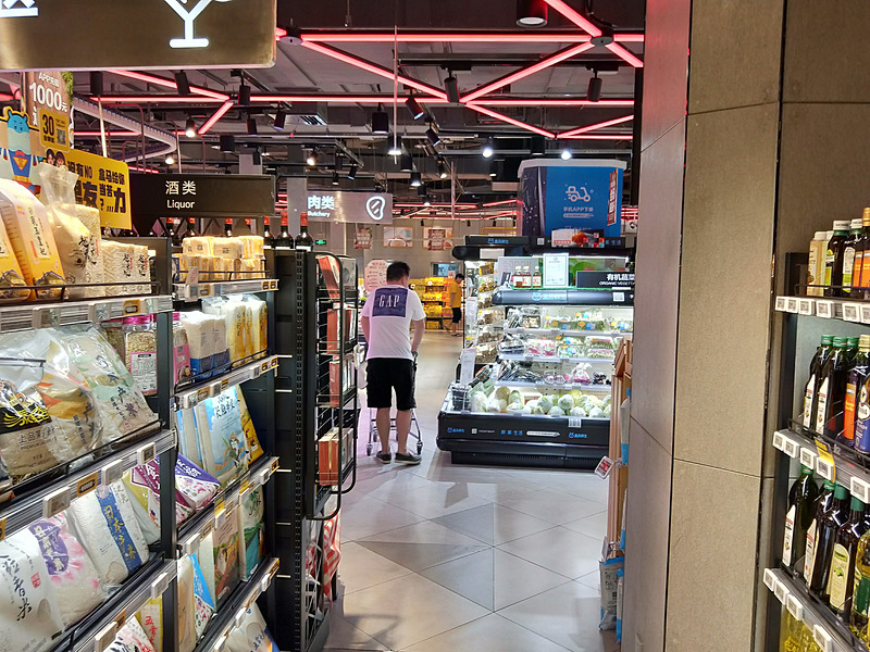 フツーに街のお父さん、お母さんが買い物に来てますよー