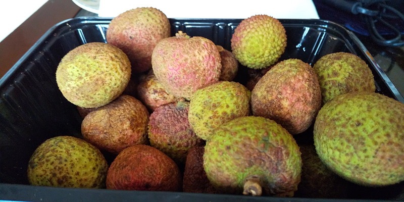 ということで、買ったライチをそのまま「就餐区」で。いただきまーす