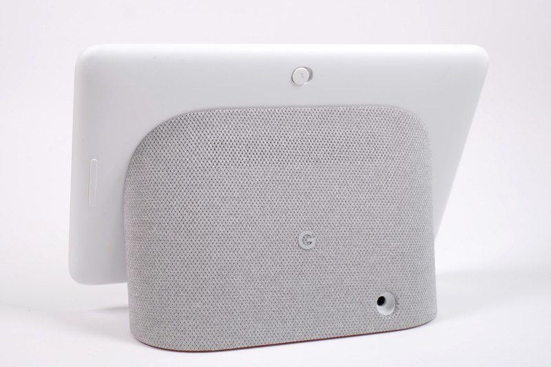 背面にはスピーカーが内蔵された台座が付いている。取り外しはできない構造