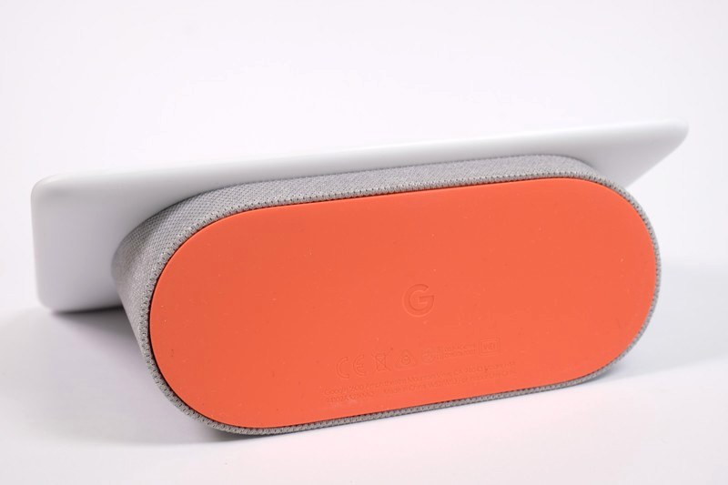 底面。「Google Home Mini」などと同様に、滑り止め部分は鮮やかな色となっている