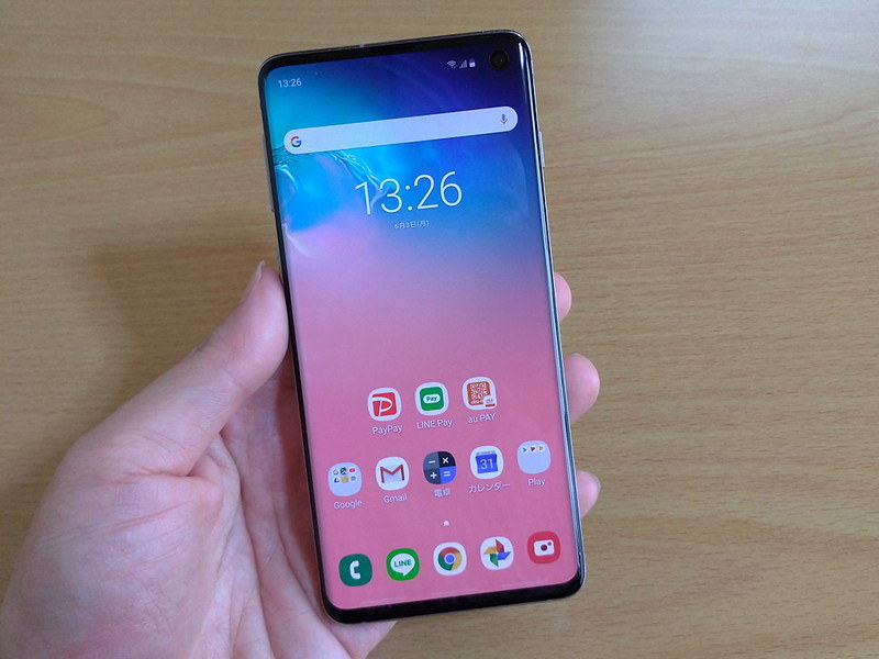 購入したGalaxy S10（SCV41）。画面右上にはインカメラ用のレンズ穴があるのですが、壁紙のせいか目立たず。個人的には、ノッチより断然好みです