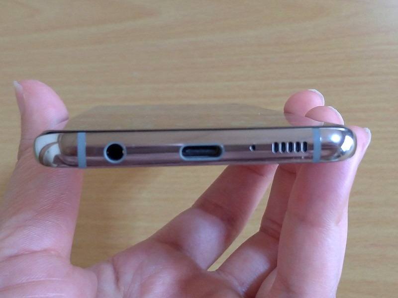 Galaxy S10の下側側面。スピーカー穴（右）のほか、イヤホン端子（左）もきっちりあります