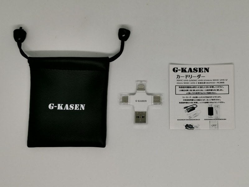 持ち歩きを前提にした5 in 1 Card Readerはポシェットが標準装備