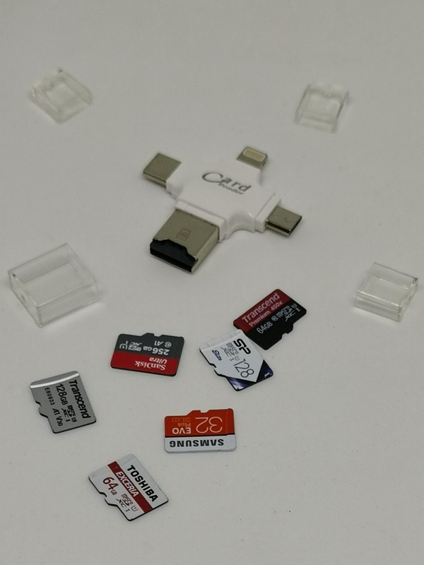 様々なサイズのmicroSDカードを5 in 1 Card ReaderのType-Aプラグ内に収納してUSBメモリーとして利用する。パソコンのUSBメモリーとしても使用できる
