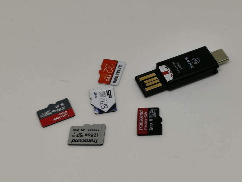 Type-C Card Readerも5 in 1 Card Readerと同じmicroSDカードを内蔵できるType-C端子専用のカードリーダーだ