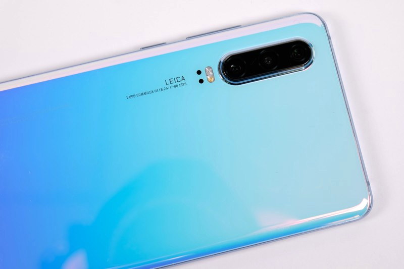 約4000万画素のメインカメラに、広角・望遠カメラを加えた豪華なトリプルカメラ