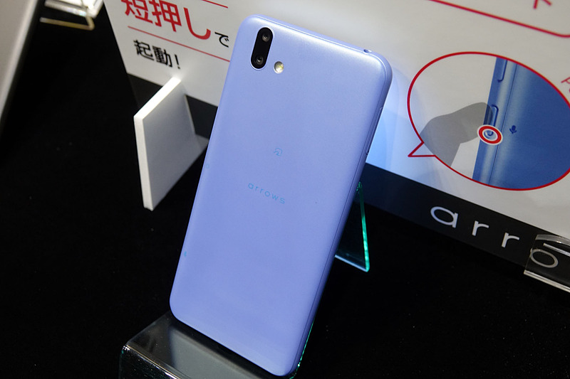 背面にデュアルカメラ