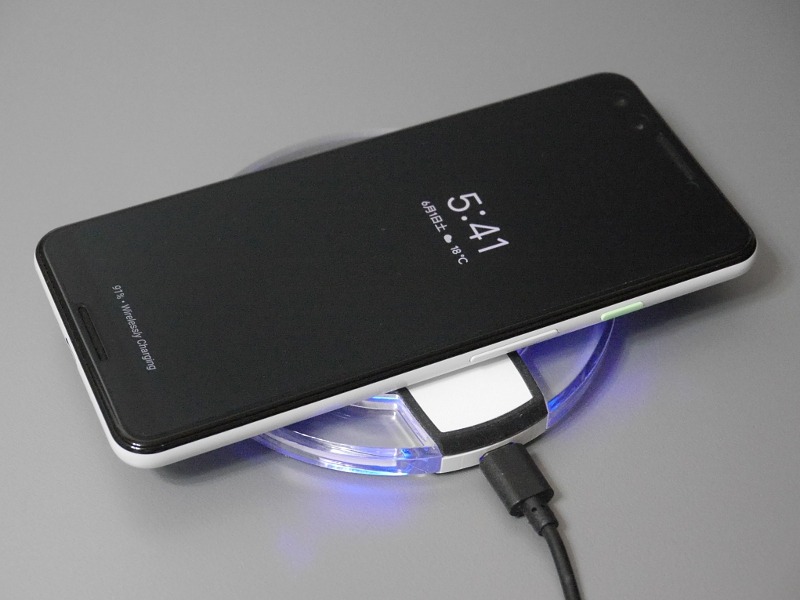 充電中はLEDが青色に点灯する。かなり派手だ