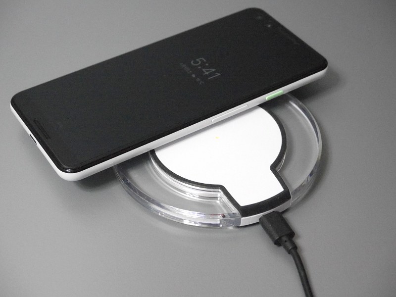 うまく充電が行われていない場合はLEDが点灯しない。待機中は赤色に点灯する