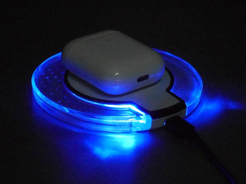 暗い場所だとかなり目立つ。ゆるやかに明滅が変化するため、ベッドサイドでの利用はやや厳しい。