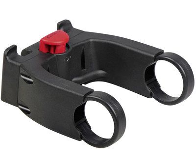 左がKLICKfix用アタッチメント。中央のように、自転車のハンドル前方に取り付けます（実際はワイヤーで強固に固定されます）。右はアタッチメントにKLICKfix対応フロントバッグを装着した様子。アタッチメントにバッグをカチャッと嵌め込むだけで、しっかりと固定されます。また、赤いボタンを押し下げてバッグを持ち上げれば、即座に外せます。ちなみにこのアタッチメントは「ハンドルバーアダプターE（KF864）」という製品で、ハンドル中央にサイクルコンピューターなどが装着されているe-bikeでも使える新製品です。