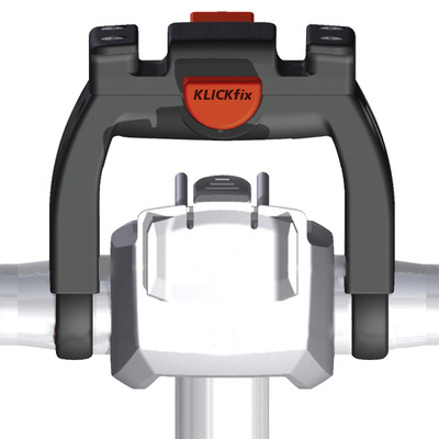 左がKLICKfix用アタッチメント。中央のように、自転車のハンドル前方に取り付けます（実際はワイヤーで強固に固定されます）。右はアタッチメントにKLICKfix対応フロントバッグを装着した様子。アタッチメントにバッグをカチャッと嵌め込むだけで、しっかりと固定されます。また、赤いボタンを押し下げてバッグを持ち上げれば、即座に外せます。ちなみにこのアタッチメントは「ハンドルバーアダプターE（KF864）」という製品で、ハンドル中央にサイクルコンピューターなどが装着されているe-bikeでも使える新製品です。