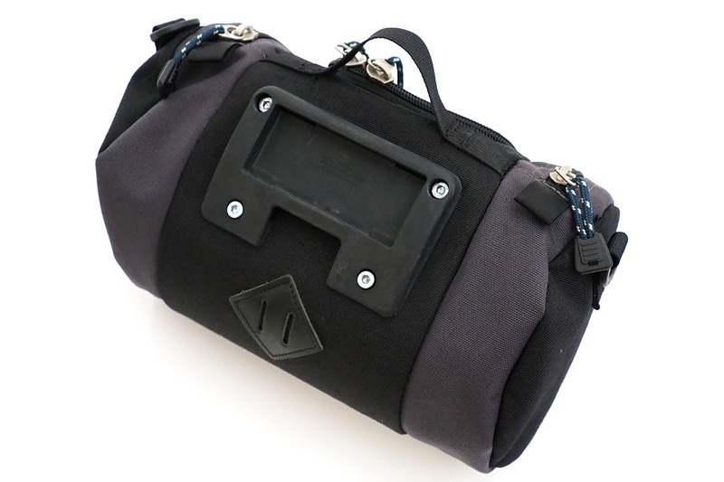 こちらは筆者愛用の自転車用フロントバッグ。モンベル「フロントバッグ」（<a href="https://webshop.montbell.jp/goods/disp.php?product_id=1130385" class="strong bn" target="_blank">公式ページ</a>）の旧モデルですが、背面にKLICKfixアタッチメントに嵌合するアダプタープレートを取り付け、KLICKfix対応のフロントバッグへと改造しました。かれこれ10年くらい前に改造したものです。