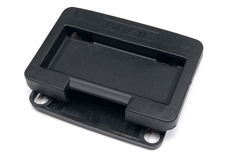 バジルの「クリックフィックス アダプタープレート」。写真は2枚のパーツを組み合わせた状態で、中央がバッグ外側、右がバッグ内側にくる面です。Amazonにて1080円で買いました。