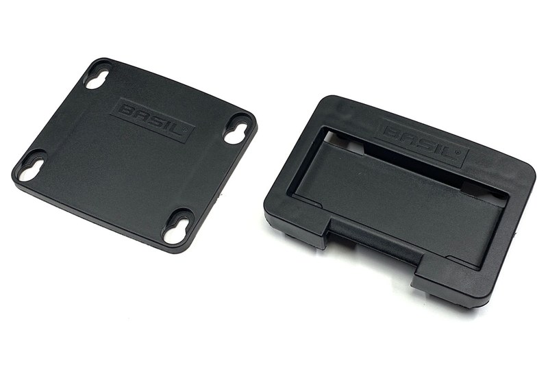 分離した状態。これら部品でバッグの背面などを挟むようにして使います。専用ボルト付き。