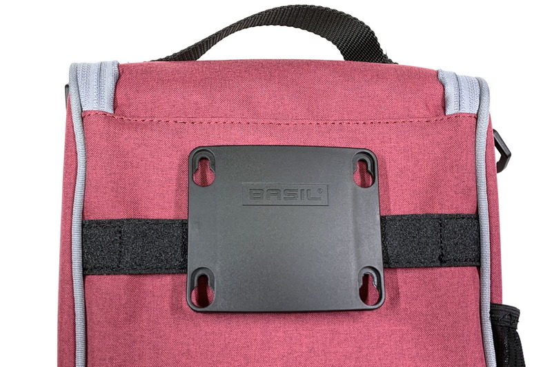 まず、前出のバジル製アダプタープレートを取り付ける位置を吟味。位置が決まったら、バッグ内側にくるアダプターの穴を使い、バッグに穴開け位置の目印を付けます。