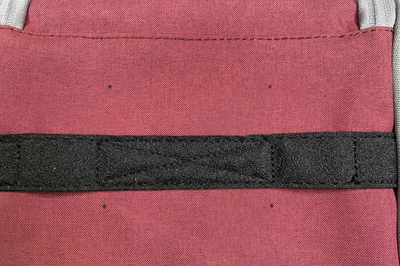 まず、前出のバジル製アダプタープレートを取り付ける位置を吟味。位置が決まったら、バッグ内側にくるアダプターの穴を使い、バッグに穴開け位置の目印を付けます。