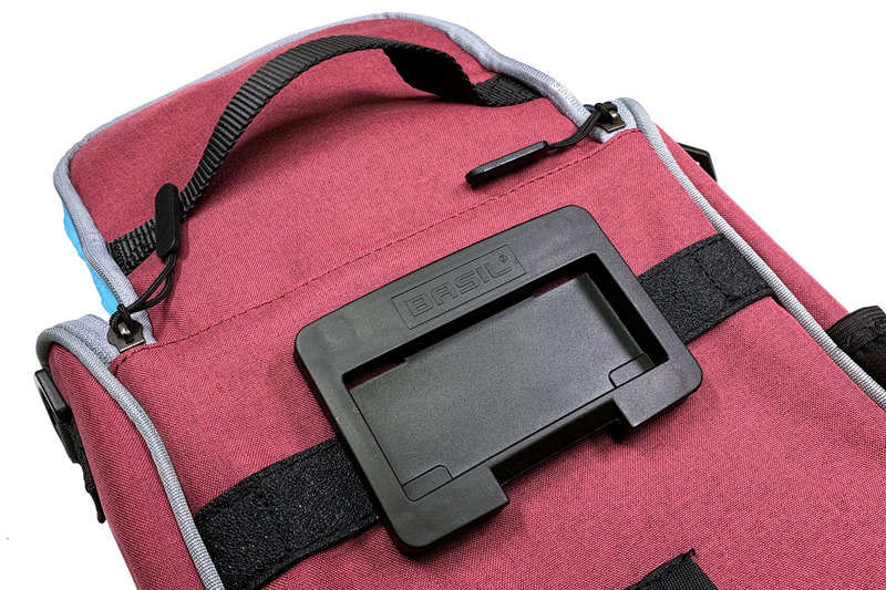 穴を開けたら、付属ボルトを使って2枚のプレートを固定すれば完成です。内側・外側からプレートでバッグを挟む感じですね。