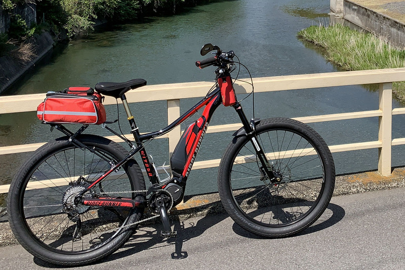 また別の自転車。MTBタイプのe-bikeですが、フロントバッグを装着。必要に応じて手軽に付け替えられるのは、やはり便利です。