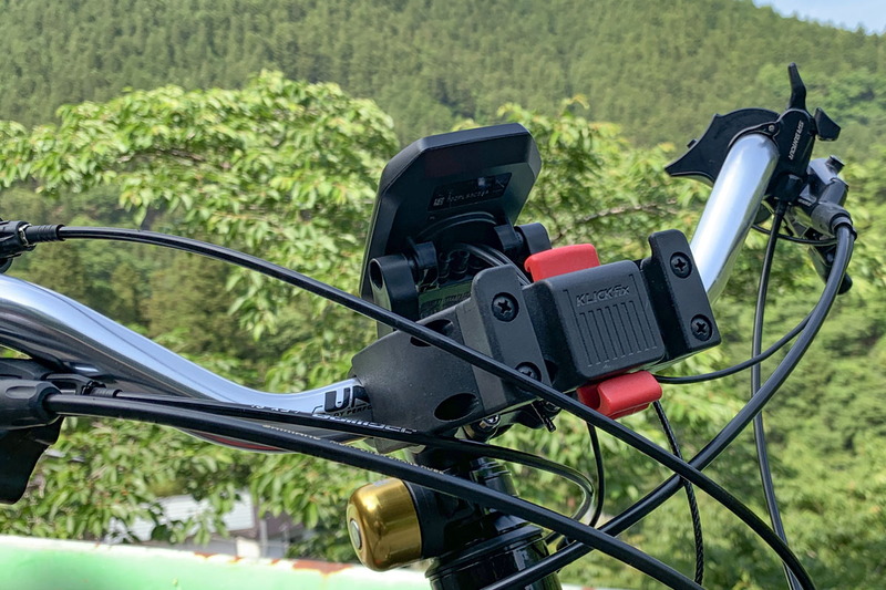 また別の自転車。MTBタイプのe-bikeですが、フロントバッグを装着。必要に応じて手軽に付け替えられるのは、やはり便利です。