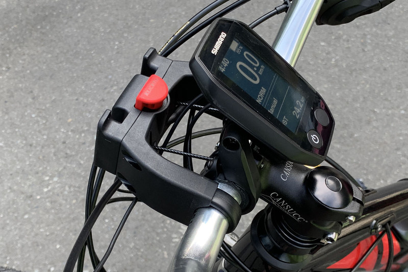 ちなみにこのアタッチメントは「ハンドルバーアダプターE（KF864）」で、e-bikeのサイクルコンピューターをまたぐようにして装着できます。
