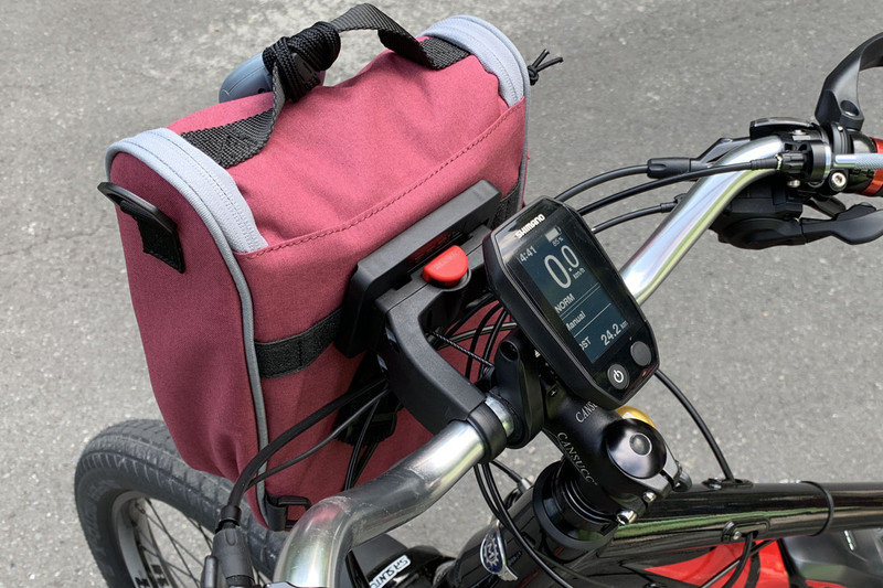 ちなみにこのアタッチメントは「ハンドルバーアダプターE（KF864）」で、e-bikeのサイクルコンピューターをまたぐようにして装着できます。