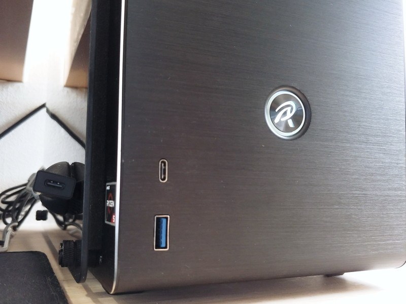 コンパクトなのに前面にUSB Type-CとType-Aが用意されていたのが決め手