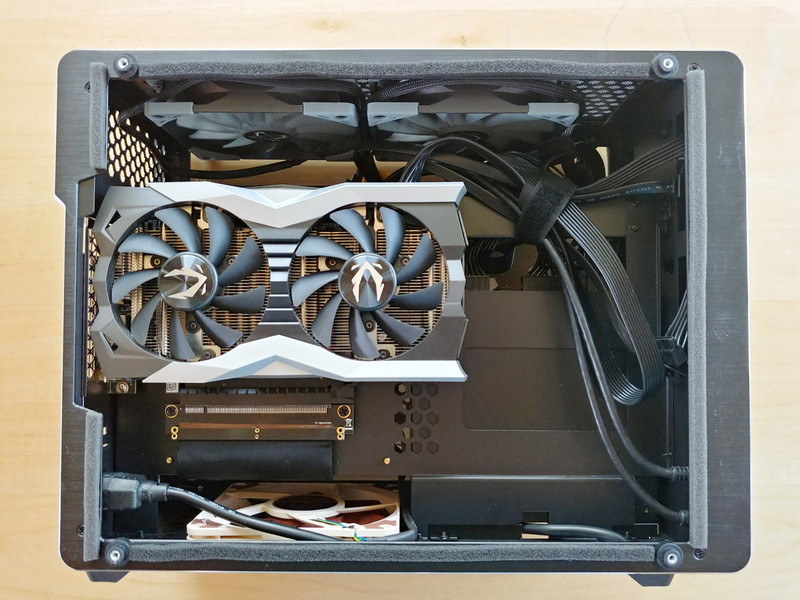 うまく装着されているように見えるビデオカードだが……