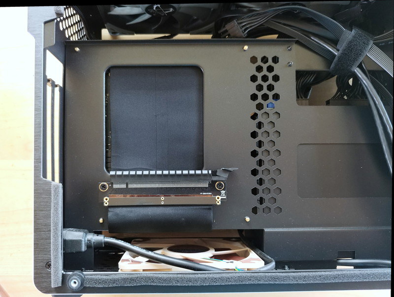 左が最初に購入したケース。右が交換後の正しいケース。違いがおわかりいただけるだろうか