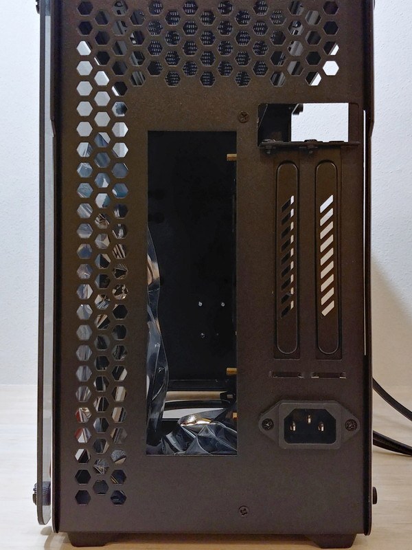 同じように左が最初のケース、右が正しいケース。こうして比べると右半分のいろいろな位置が異なっている