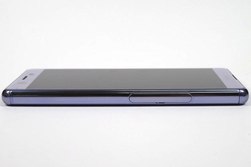 左側面にはnano SIMカード/microSDカードスロット