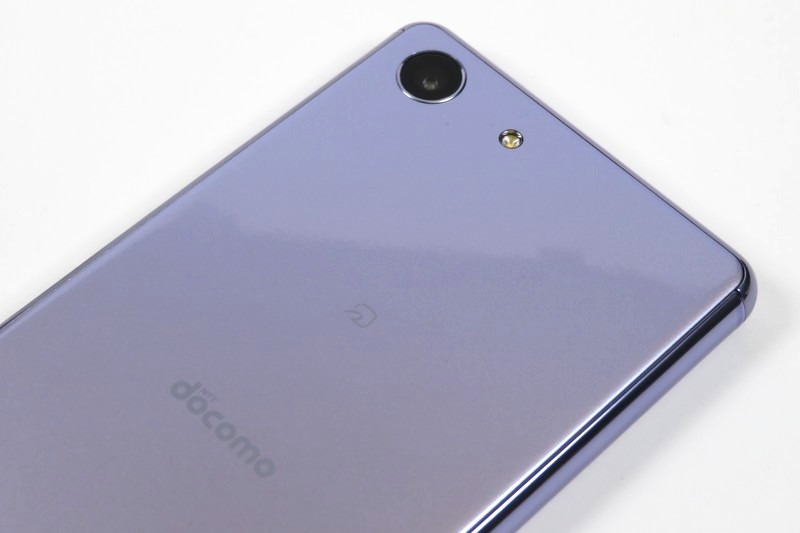 カメラ部分はほぼ飛び出しておらず、平らな形状