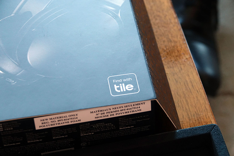 パッケージにTileのロゴ。ヘッドホンながらTileの機能が組み込まれている