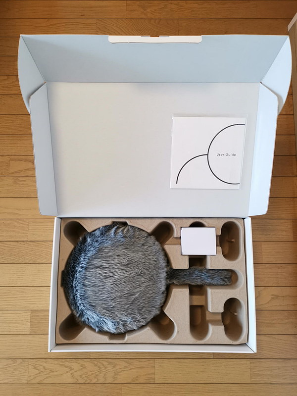 大きな箱をあけるとクーボ本体とACアダプター、取説が入っていた
