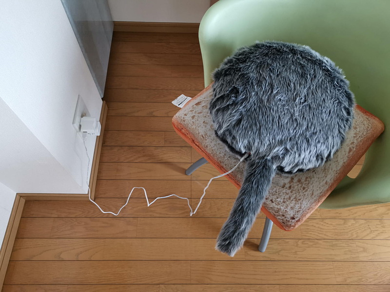 早速充電開始。4時間で満充電。動作時間は8時間