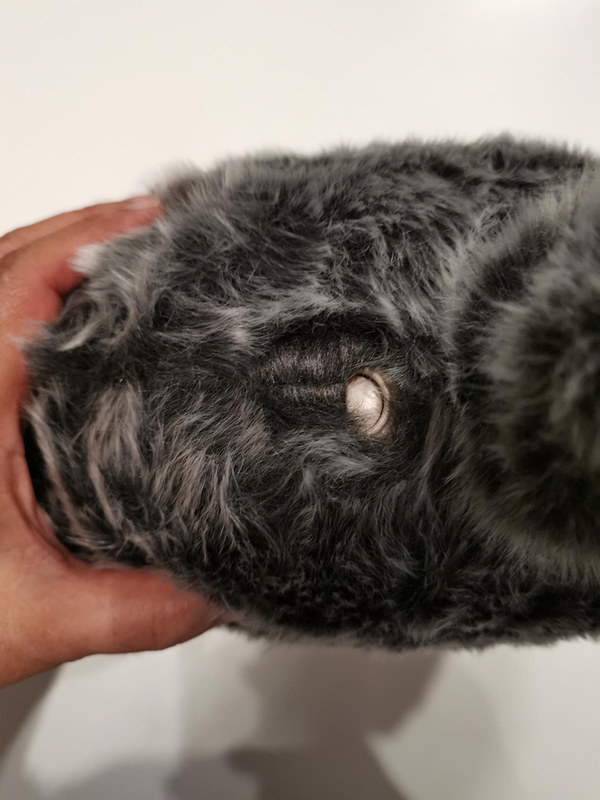 しっぽを挟んで充電ポートの反対側にはパワーオンオフスイッチがある