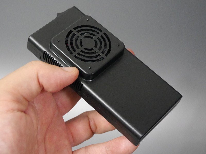 製品本体。こちらの面だけを見ると、ファンを搭載したスマホ用クーラーといった外観