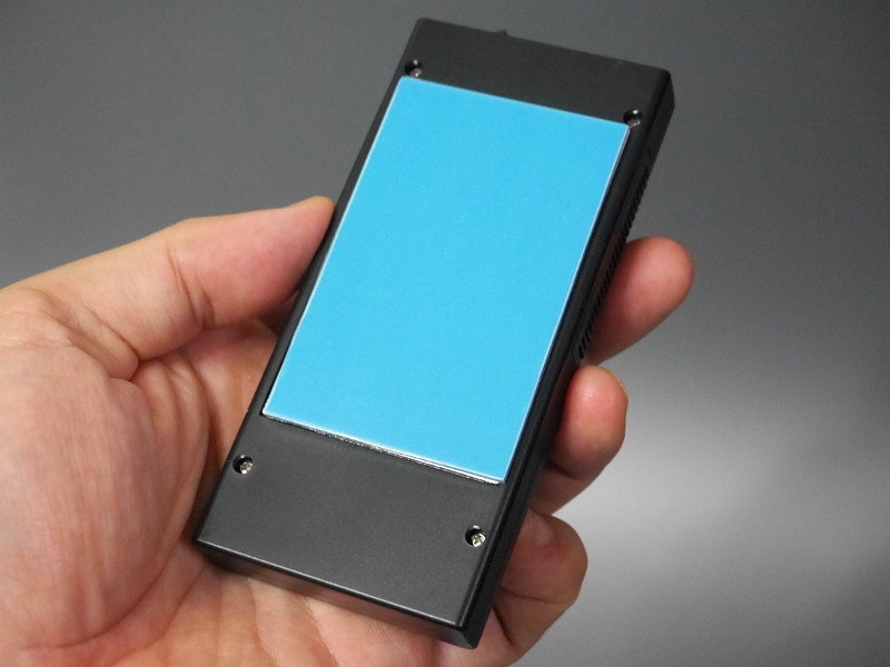 この粘着シートのある面をスマホの背面に貼り付けて使用する