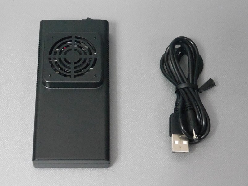本体のほか、充電用のUSBケーブルが同梱される。また写真にはないが取扱説明書も付属する