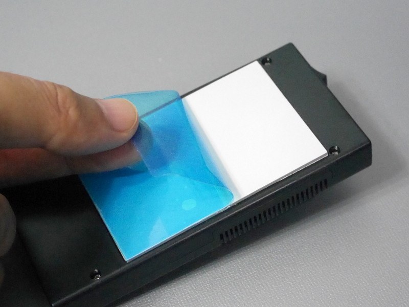 青いフィルムをはがし、スマホの背面に貼り付ける