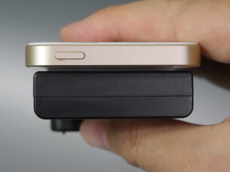 粘着面がしっかりと背面に吸着しないとクーラーの効果が発揮できないため、背面が湾曲したスマホには不向きだ