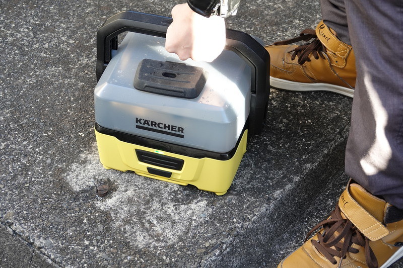 本体にあるハンドルで持ち運びもラクラク。追加用の水入りペットボトルをもう片方の手に持つことができる