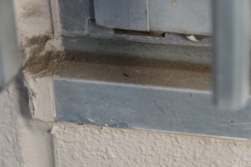 恥ずかしながら、引っ越してから1年以上放置していた共同廊下側のサッシ。ホコリがこびりついている