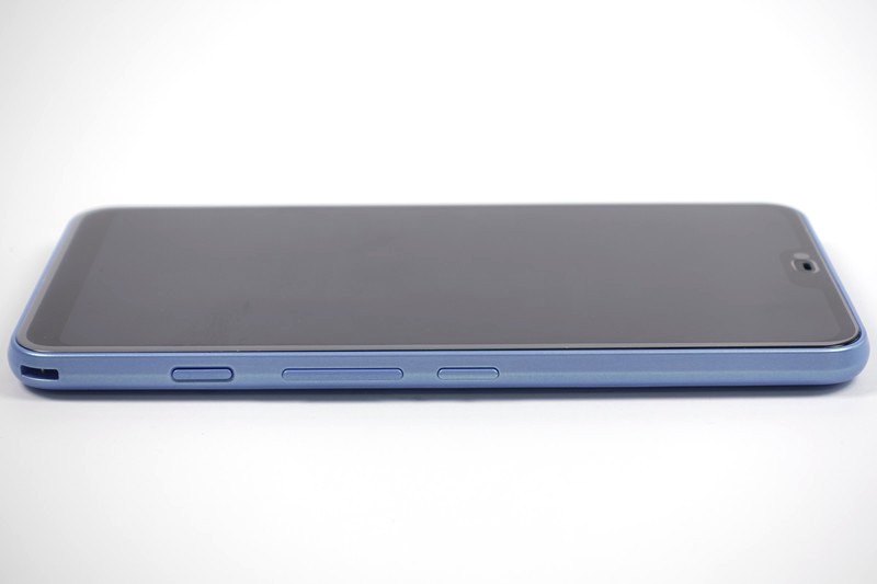 右側面には電源キー、音量キー、アシスタントキー