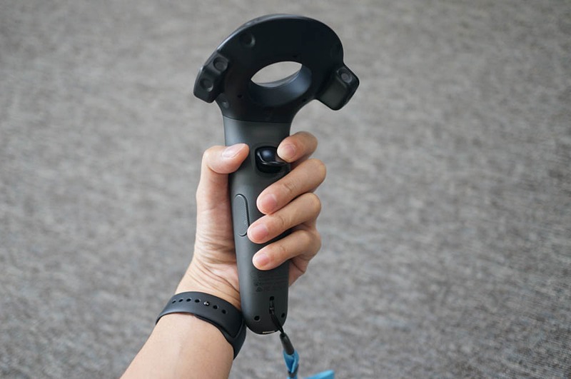 VRコントローラー（VIVEのヤツ）。こんな感じにひっくり返して裏面を自分に向けると、仮想空間内に通知ウィンドウが表示される