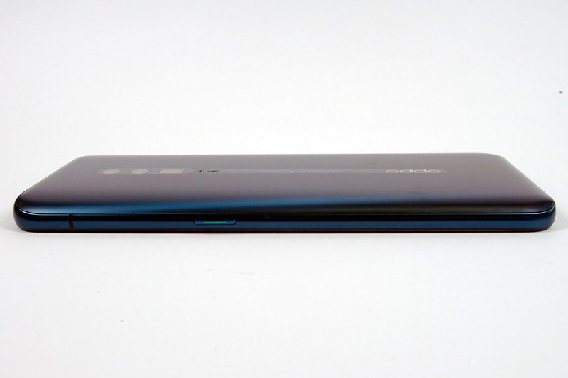 右側面には電源ボタン