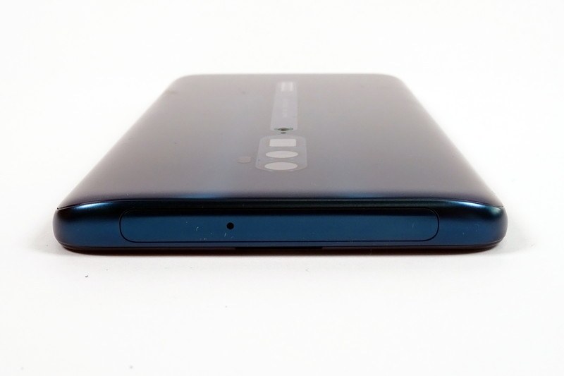 上部には収納式のカメラ